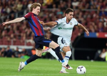 Anthony Gordon (kiri) meledak gol pertama ketika Barcelona menumpaskan Getafe 3-0, semalam.-AFP