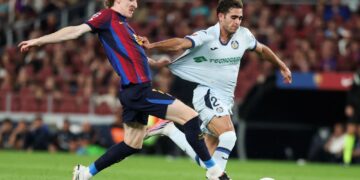 Anthony Gordon (kiri) meledak gol pertama ketika Barcelona menumpaskan Getafe 3-0, semalam.-AFP