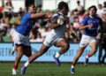 Pemain England, Junior Nsemba (tengah), melakukan larian ketika menentang Perancis pada aksi Piala Dunia Ragbi Liga di Stadium Perth Rectangular, Perth.-AFP
