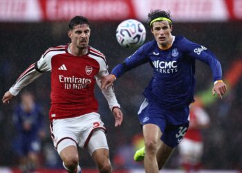 PEMAIN tengah Arsenal, Kai Havertz (kiri), diasak pemain Everton, Merlin Röhl, pada aksi Liga Perdana Inggeris di Stadium Emirates-AFP