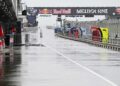 PERLUMBAAN yang dijadualkan bermula pukul 2 petang waktu tempatan ditunda ke 4.30 petang bagi memberi peluang keadaan cuaca bertambah baik, namun akhirnya dibatalkan 25 minit sebelum pitlane dibuka.-AFP