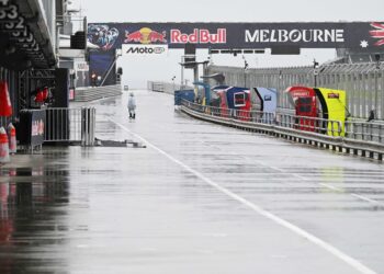 PERLUMBAAN yang dijadualkan bermula pukul 2 petang waktu tempatan ditunda ke 4.30 petang bagi memberi peluang keadaan cuaca bertambah baik, namun akhirnya dibatalkan 25 minit sebelum pitlane dibuka.-AFP