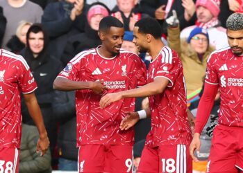 Penyerang Liverpool, Alexander Isak (kiri), meraikan jaringan kedua pasukannya bersama rakan sepasukan ketika menentang Brighton dalam aksi Liga Perdana Inggeris (EPL) di Anfield.-AFP