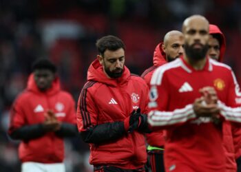 Pemain tengah Manchester United, Bruno Fernandes, kecewa selepas pasukannya tewas 0-3 kepada Bournemouth dalam aksi Liga Perdana Inggeris di Old Trafford-AFP