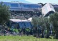 PASUKAN kecemasan menjalankan operasi di lokasi nahas tren berkelajuan tinggi Renfe AVE dan Iryo di wilayah Toledo.-AFP