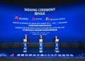 LIM Keong Hui (kanan) bersama Presiden Huawei Infrastructure Cloud Systems, Hu Zhendong dan Pengarah AIB Associates Architects Sdn Bhd, Tay Vi Mike ketika majlis menandatangani Kerjasama strategik di antara Genting Property dan Huawei Technologies (Malaysia) sempena acara Huawei bertemakan “Infrastruktur Berpacukan Awan–Ekosistem Digital Baharu” di Pusat Seni Antarabangsa Shenzhen Longgang, China, baru-baru ini.