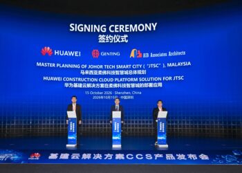 LIM Keong Hui (kanan) bersama Presiden Huawei Infrastructure Cloud Systems, Hu Zhendong dan Pengarah AIB Associates Architects Sdn Bhd, Tay Vi Mike ketika majlis menandatangani Kerjasama strategik di antara Genting Property dan Huawei Technologies (Malaysia) sempena acara Huawei bertemakan “Infrastruktur Berpacukan Awan–Ekosistem Digital Baharu” di Pusat Seni Antarabangsa Shenzhen Longgang, China, baru-baru ini.