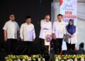 ANWAR Ibrahim (tengah) meletakan tapak tangan sebagai gimik perasmian Skim Usahawan Bangkit Negeri Kelantan, Kota Bharu, Kelantan, hari ini. - UTUSAN/KAMARUL BISMI KAMARUZAMAN.