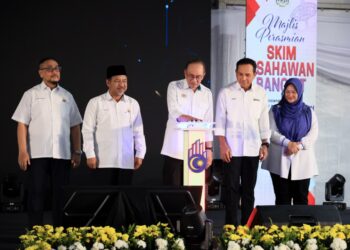 ANWAR Ibrahim (tengah) meletakan tapak tangan sebagai gimik perasmian Skim Usahawan Bangkit Negeri Kelantan, Kota Bharu, Kelantan, hari ini. - UTUSAN/KAMARUL BISMI KAMARUZAMAN.