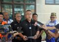ADLY Zahari semasa sidang akhbar selepas menyampaikan bantuan kepada veteran ATM menerusi Program Peduli Veteran Madani (PVM) Bukit Katil di Bukit Beruang, Melaka hari ini. - UTUSAN/AMRAN MULUP