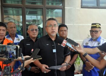 ADLY Zahari semasa sidang akhbar selepas menyampaikan bantuan kepada veteran ATM menerusi Program Peduli Veteran Madani (PVM) Bukit Katil di Bukit Beruang, Melaka hari ini. - UTUSAN/AMRAN MULUP