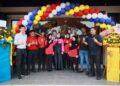 NICHOLAS Nyeow (kiri) bergambar dengan kakitangan selepas Majlis Perasmian Cawangan Baharu Seoul Garden di Lembah Sireh, Kota Bharu, Kelantan, semalam.