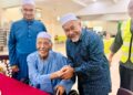 TUAN Ibrahim Tuan Man menyantuni Hashim Jasin selepas mesyuarat Majlis Syura Ulama Pas di Kompleks Pas, Kangar, Perlis semalam. - UTUSAN/MOHD. HAFIZ ABD. MUTALIB