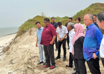 AB. Rauf Yusoh diberi taklimat mengenai perkembangan projek pembinaan jeti MICT ketika melakukan lawatan di Melaka Gateway, hari ini.