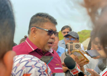 AB. Rauf Yusoh dalam sidang akhbar selepas mengadakan lawatan kerja ke tapak projek Jeti Terminal Pelayaran Antarabangsa (MICT) di Melaka Gateway, hari ini.