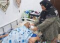 SAADUN Mohamad Saada yang terlantar diberi minum susu khas oleh Halimatun Saadiah Ahamad di Felda Kota Gelanggi Dua di Jerantut, Pahang.
