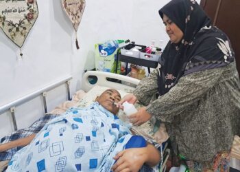 SAADUN Mohamad Saada yang terlantar diberi minum susu khas oleh Halimatun Saadiah Ahamad di Felda Kota Gelanggi Dua di Jerantut, Pahang.