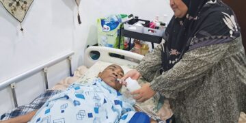 SAADUN Mohamad Saada yang terlantar diberi minum susu khas oleh Halimatun Saadiah Ahamad di Felda Kota Gelanggi Dua di Jerantut, Pahang.