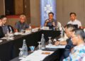 DARWIS Abdul Razak (tengah) pada sesi taklimat editor bersama MRL dan pasukan kanan Laluan Rel Pantai Timur (ECRL) di Kuala Lumpur, semalam. – UTUSAN/FAUZI BAHARUDIN
