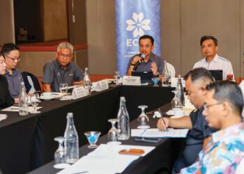 DARWIS Abdul Razak (tengah) pada sesi taklimat editor bersama MRL dan pasukan kanan Laluan Rel Pantai Timur (ECRL) di Kuala Lumpur, semalam. – UTUSAN/FAUZI BAHARUDIN