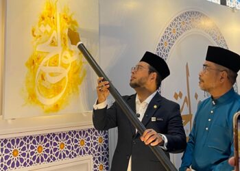 ZULKIFLI Hasan melakukan gimik perasmian Pameran Seni Khat Sedunia sempena Majlis Tilawah dan Hafazan Al-Quran Peringkat Antarabangsa  (MTHQA) Ke-66 di Pusat Dagangan Dunia Kuala Lumpur (WTCKL), hari ini. - UTUSAN/KURAITU AINIKAH ZAINUL ARIFFIN CHAI