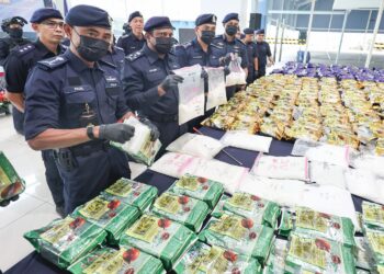 HUSSEIN Omar Khan (dua, kiri) melihat barangan rampasan dalam sidang akhbar di Ibu Pejabat Kontinjen Polis Kuala Lumpur, semalam. 
– UTUSAN/AMIR KHALID