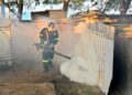 PETUGAS Unit Kawalan Vektor Jabatan Kesihatan Terengganu membuat semburan asap bagi mencegah pembiakan jentik-jentik dan nyamuk Aedes di sekitar Marang, Kuala Terengganu, Terengganu.