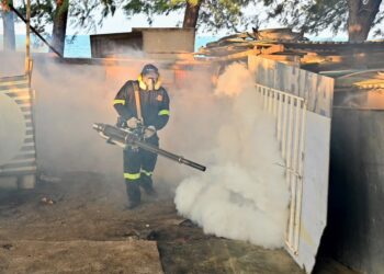 PETUGAS Unit Kawalan Vektor Jabatan Kesihatan Terengganu membuat semburan asap bagi mencegah pembiakan jentik-jentik dan nyamuk Aedes di sekitar Marang, Kuala Terengganu, Terengganu.