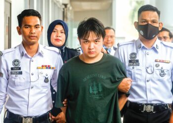 RAEVEN Goh Wey Haur didakwa atas tiga pertuduhan di Mahkamah Majistret, Kuala Lumpur semalam. – UTUSAN/SHIDDIEQIIN ZON