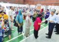 MOHAMAD Hasan menyampaikan sumbangan kepada penerima warga Parlimen Rembau di Dewan Orang Ramai Rantau, Negeri Sembilan, semalam. – UTUSAN/MOHD. SHAHJEHAN MAAMIN