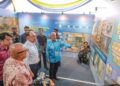 ANWAR Ibrahim melawat galeri pameran selepas merasmikan Projek Residensi Siswa Universiti Malaya diiringi Menteri Pendidikan Tinggi, Datuk Seri Dr. Zambry Abd. Kadir dan Naib Canselor Universiti Malaya, Datuk Seri Profesor Ir. Dr. Noor Azuan Abu Osman di Kuala Lumpur, semalam.  – UTUSAN/AMIR KHALID