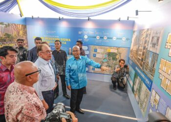 ANWAR Ibrahim melawat galeri pameran selepas merasmikan Projek Residensi Siswa Universiti Malaya diiringi Menteri Pendidikan Tinggi, Datuk Seri Dr. Zambry Abd. Kadir dan Naib Canselor Universiti Malaya, Datuk Seri Profesor Ir. Dr. Noor Azuan Abu Osman di Kuala Lumpur, semalam.  – UTUSAN/AMIR KHALID