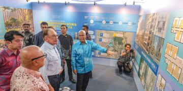ANWAR Ibrahim melawat galeri pameran selepas merasmikan Projek Residensi Siswa Universiti Malaya diiringi Menteri Pendidikan Tinggi, Datuk Seri Dr. Zambry Abd. Kadir dan Naib Canselor Universiti Malaya, Datuk Seri Profesor Ir. Dr. Noor Azuan Abu Osman di Kuala Lumpur, semalam.  – UTUSAN/AMIR KHALID