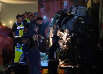KEADAAN kenderaan JPJ yang terlibat nahas dengan dua buah lori di Lebuhraya Utara-Selatan arah selatan, berhampiran susur keluar Senawang di Seremban malam tadi.
