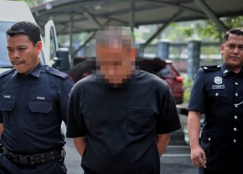 SUSPEK yang dipercayai membunuh isterinya di sebuah unit kuarters kakitangan kerajaan di Nilai, Seremban semalam dibawa ke Kompleks Mahkamah Seremban di Seremban 2, Seremban hari ini bagi proses reman. - UTUSAN/MOHD. SHAHJEHAN MAAMIN