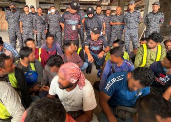 LOKMAN Effendi Ramli (tengah) memeriksa PATI yang dicekup dalam serbuan di tapak pembinaan di Kubang Kerian, Kota Bharu, Kelantan hari ini-UTUSAN/ ROSLIZA MOHAMED.
