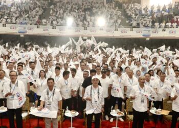 Ketua Menteri merangkap Pengerusi Gabungan Rakyat Sabah (GRS), Datuk Seri Hajiji Noor bergambar bersama para pemimpin dan peserta Konvensyen GRS 2026 di Dewan Tun Mustapha, Kudat - ihsan GRS