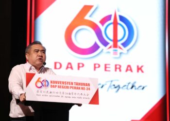 ANTHONY Loke Siew Fook berucap pada Konvensyen Tahunan DAP Negeri Perak Ke-24 di Ipoh, hari ini.