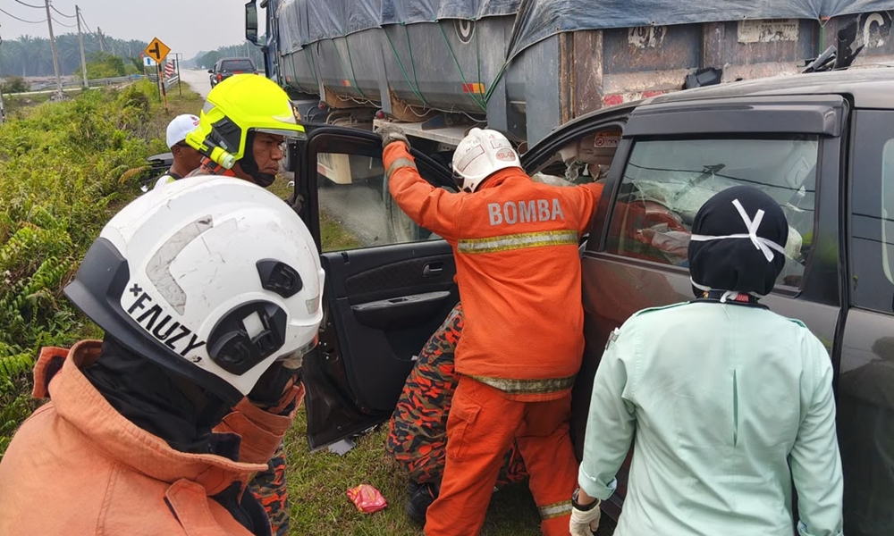 Tiga maut kemalangan