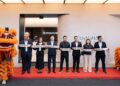 KETUA Pegawai Eksekutif Kumpulan Signature, Lau Kock Sang (tiga kiri) serta barisan pengurusan syarikat tersebut pada Majlis Pelancaran Gedung Pameran Utama di Damansara Furnishing Centre, Kayu Ara, di sini hari ini.