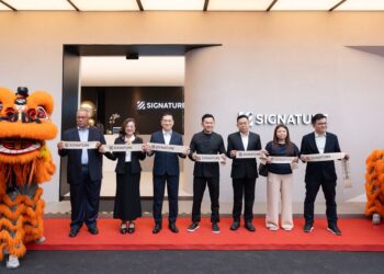 KETUA Pegawai Eksekutif Kumpulan Signature, Lau Kock Sang (tiga kiri) serta barisan pengurusan syarikat tersebut pada Majlis Pelancaran Gedung Pameran Utama di Damansara Furnishing Centre, Kayu Ara, di sini hari ini.
