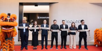 KETUA Pegawai Eksekutif Kumpulan Signature, Lau Kock Sang (tiga kiri) serta barisan pengurusan syarikat tersebut pada Majlis Pelancaran Gedung Pameran Utama di Damansara Furnishing Centre, Kayu Ara, di sini hari ini.