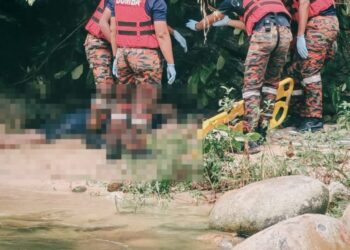 ANGGOTA bomba menjalankan khidmat khas mengambil mangsa lemas di Kampung Orang Asli Sungai Tonggang, Tanjung Rambutan hari ini.