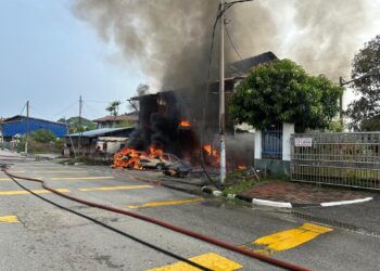 KEADAAN rumah yang terbakar yang menyebabkan dua beradik meninggal dunia di Kampung Koh, Sitiawan hari ini.