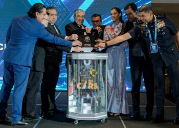 AHMAD Zahid Hamidi merasmikan Kongres Keselamatan Jalan Raya (RSC) 2026 di Pusat Pameran dan Perdagangan Antarabangsa Malaysia (MITEC), Kuala Lumpur,  semalam.  Turut sama, Menteri Pengangkutan, Anthony Loke (tiga, kiri). – UTUSAN/M. FIRDAUS M. JOHARI