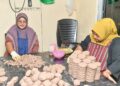 PEKERJA menghasilkan belacan di Perusahaan HM Belacan di Perlis.