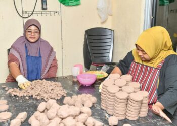 PEKERJA menghasilkan belacan di Perusahaan HM Belacan di Perlis.