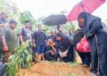 MIOR Sharizal (duduk) menyaksikan isterinya, Derma Taksiah @ Norlela menyiram air mawar pada pusara anak mereka di Tanah Perkuburan Islam Dengkil, di Putrajaya, semalam. – UTUSAN/ FAISOL MUSTAFA
