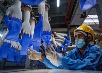 CGSI menaikkan saranan saham Top Glove daripada ‘pegang’ kepada ‘beli’.
