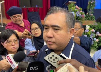 ANTHONY Loke Siew Fook ketika ditemui pemberita selepas menyampaikan Bantuan Khas Kewangan kepada pemandu teksi, kereta sewa dan bas sekolah di Dewan MBS Seremban, hari ini.-UTUSAN / NOR SHAFIQAH MOHD. GHAZALI